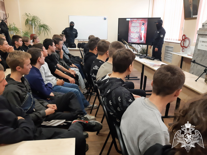 Росгвардейцы провели выездную презентацию ведомства для студентов колледжа в Вичуге