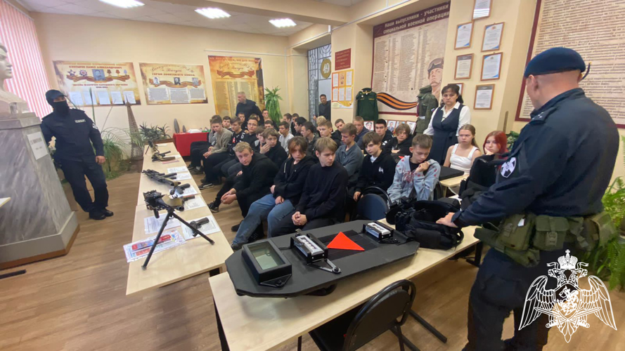 Росгвардейцы провели выездную презентацию ведомства для студентов колледжа в Вичуге