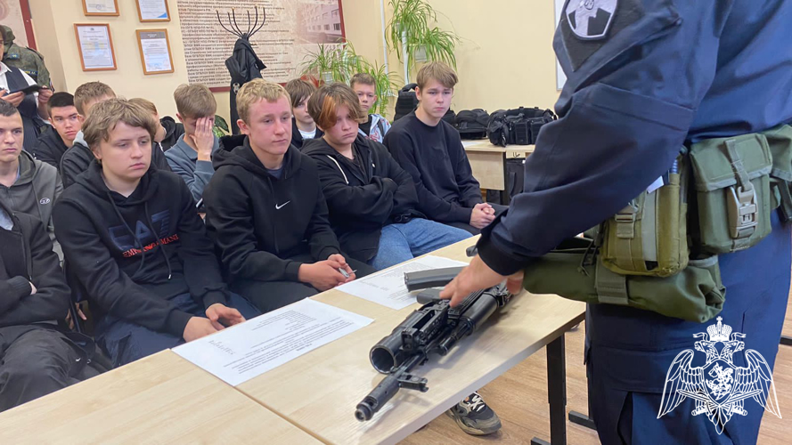 Росгвардейцы провели выездную презентацию ведомства для студентов колледжа в Вичуге
