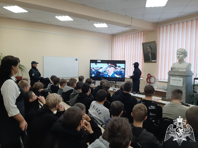 Росгвардейцы провели выездную презентацию ведомства для студентов колледжа в Вичуге