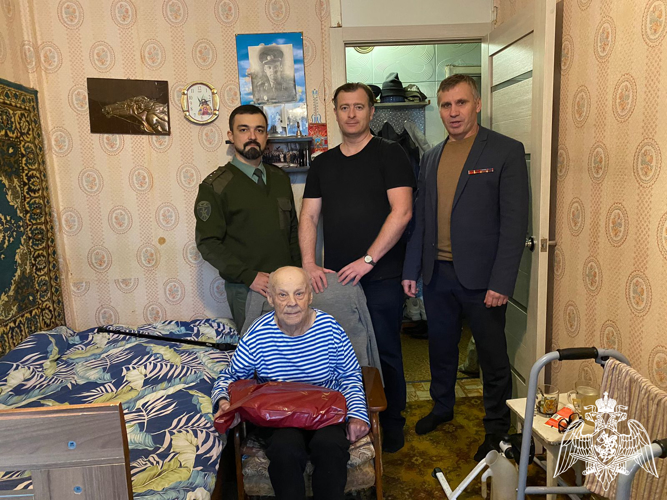 Росгвардейцы поздравили с 98-летием ветерана ВОВ 