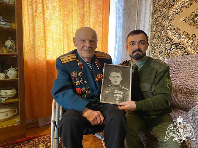 Росгвардейцы поздравили с 98-летием ветерана ВОВ 