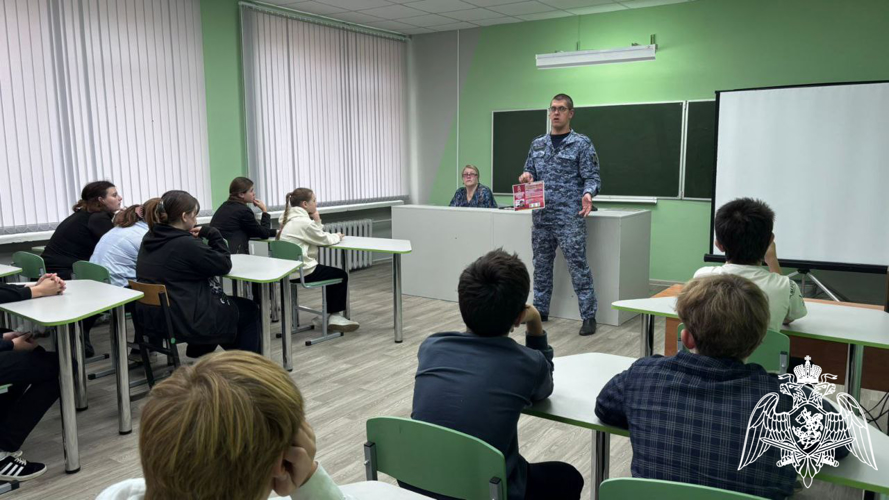 Офицер Росгвардии рассказал школьникам о ведомственных вузах