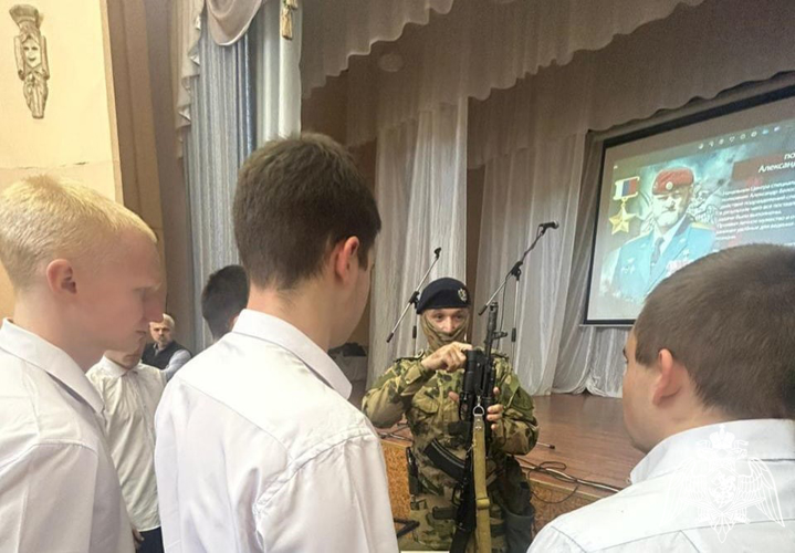 Офицеры СОБР Управления Росгвардии по Ивановской рассказали молодежи о росгвардейцах - Героях России