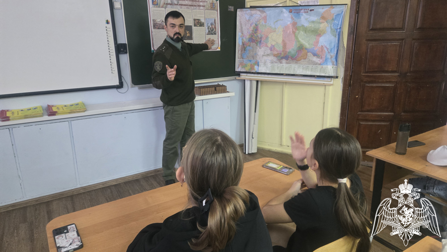 Офицер Росгвардии организовал урок мужества, посвященный Дню народного единства в Иванове
