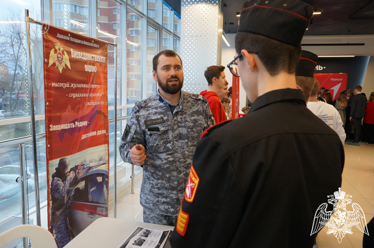 Сотрудники и военнослужащие Росгвардии приняли участие в патриотическом форуме в Иванове