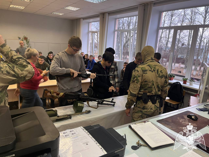 Бойцы СОБР рассказали тейковским студентам о мужественной профессии