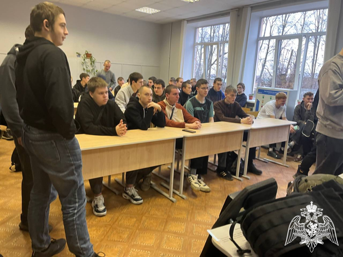 Бойцы СОБР рассказали тейковским студентам о мужественной профессии