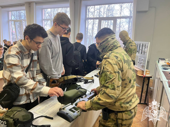 Бойцы СОБР рассказали тейковским студентам о мужественной профессии