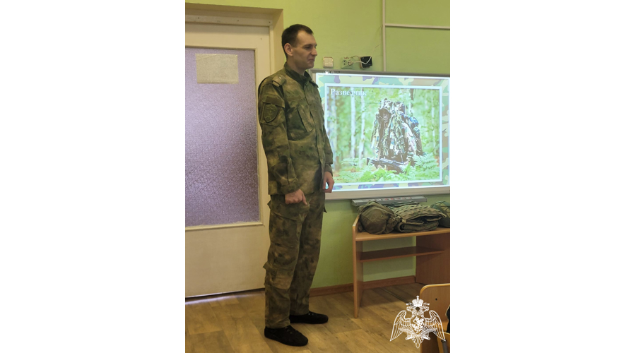 Военнослужащий Росгвардии рассказал детям о профессии военного