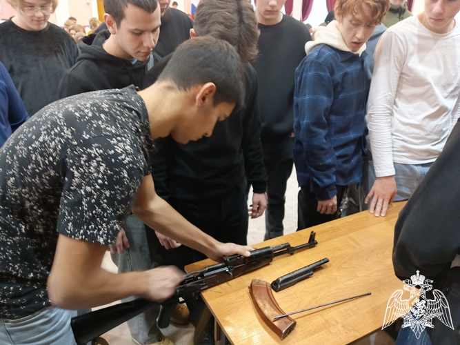В Иванове студенты энергетического колледжа познакомились со спецподразделением ОМОН «Спарта»