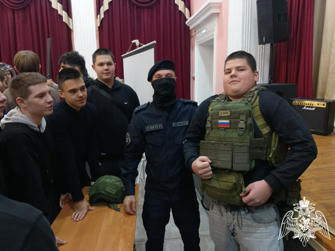 В Иванове студенты энергетического колледжа познакомились со спецподразделением ОМОН «Спарта»
