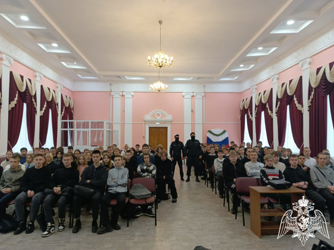 В Иванове студенты энергетического колледжа познакомились со спецподразделением ОМОН «Спарта»
