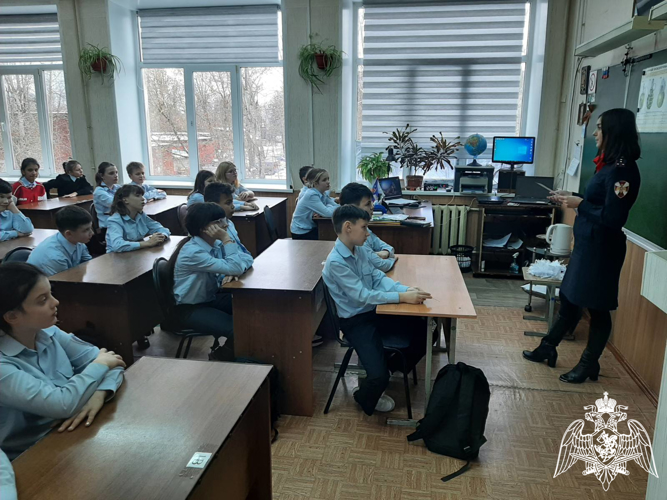 Офицер Росгвардии рассказал кадетам об особенностях службы лицензионно-разрешительных подразделений