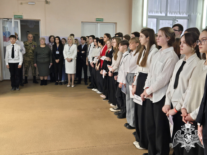 В преддверии Дня Героев Отечества сотрудники Росгвардии провели круглый стол с учащимися школ