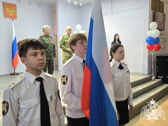 В преддверии Дня Героев Отечества сотрудники Росгвардии провели круглый стол с учащимися школ