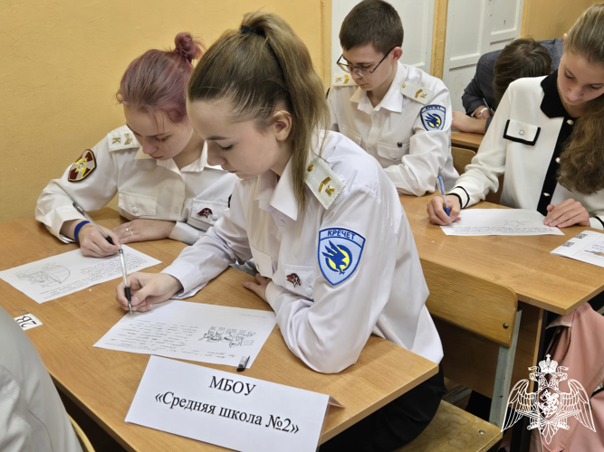В преддверии Дня Героев Отечества сотрудники Росгвардии провели круглый стол с учащимися школ