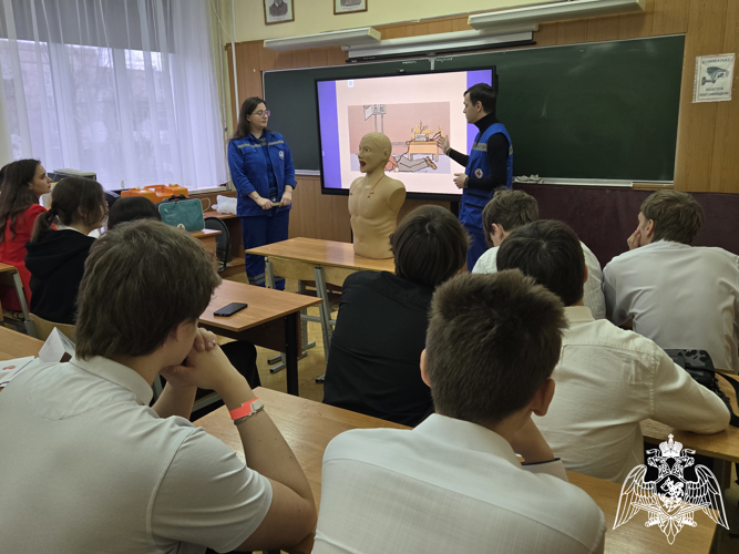 В преддверии Дня Героев Отечества сотрудники Росгвардии провели круглый стол с учащимися школ