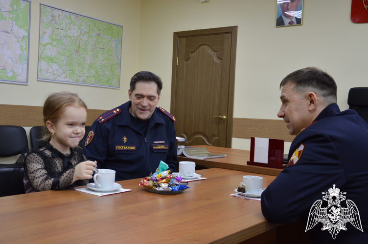 В Иванове росгвардейцы поддержали акцию "Ёлка желаний" и осуществили заветную мечту десятилетней Миланы Федуловиной 