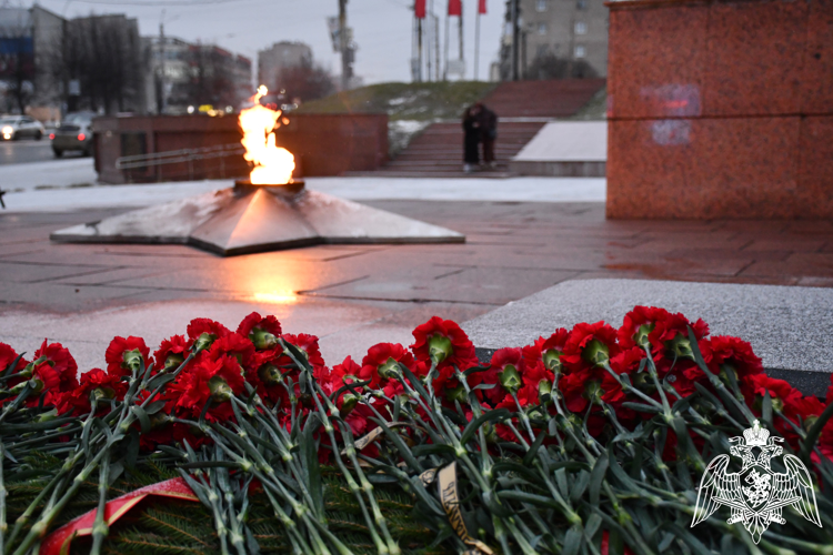 Начальник регионального Управления Росгвардии возложил цветы к могиле Неизвестного солдата в Иванове