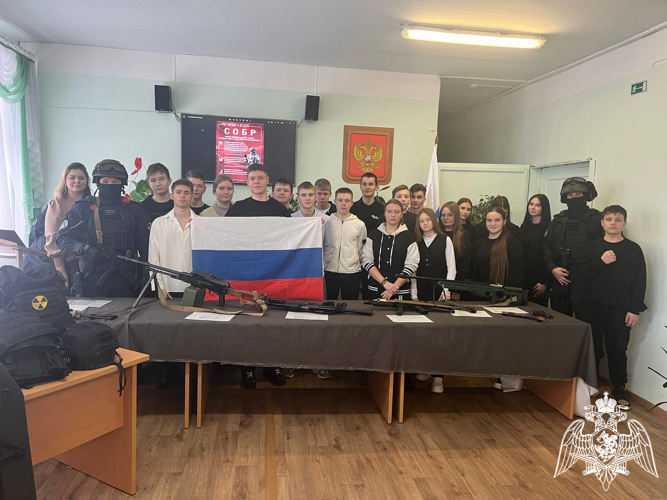 Сотрудники СОБР Росгвардии провели тематический урок для школьников Ивановской области