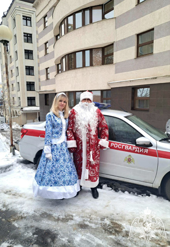 Дед Мороз и Снегурочка из Росгвардии пришли в гости к детям сотрудников и военнослужащих и подарили им новогоднее настроение
