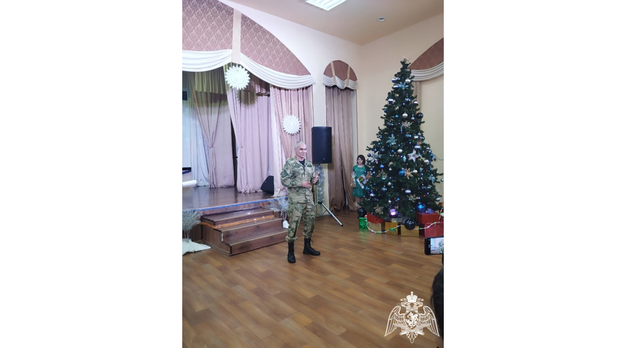 В преддверии Нового года росгвардейцы поздравили ребят из детского дома «Звездный»