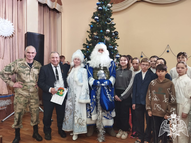 В преддверии Нового года росгвардейцы поздравили ребят из детского дома «Звездный»