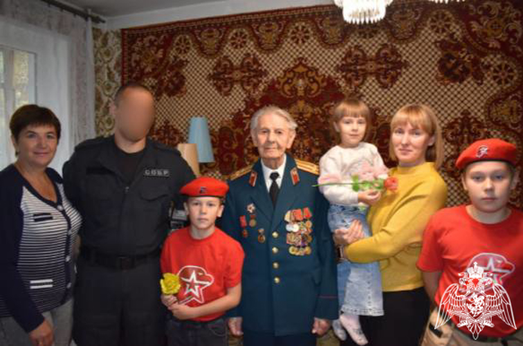 Сотрудники Управления Росгвардии по Ивановской области поздравили ветерана Великой Отечественной войны с вековым юбилеем