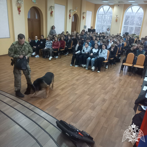Росгвардейцы провели «Урок Мужества», посвященный Сталинградской битве для ивановских школьников