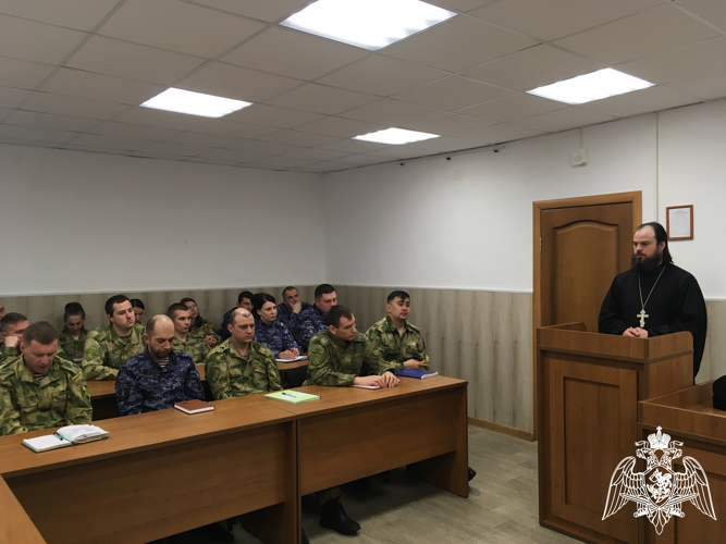 В Иванове в канун празднования Крещения Господня росгвардейцы встретились с представителем духовенства