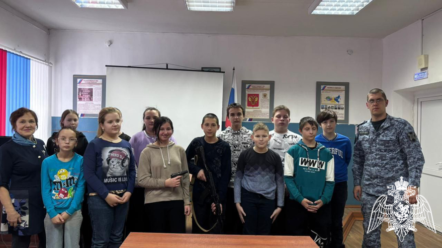 Ученики МОУ "Затеихинская школа" встретились с представителем Росгвардии 