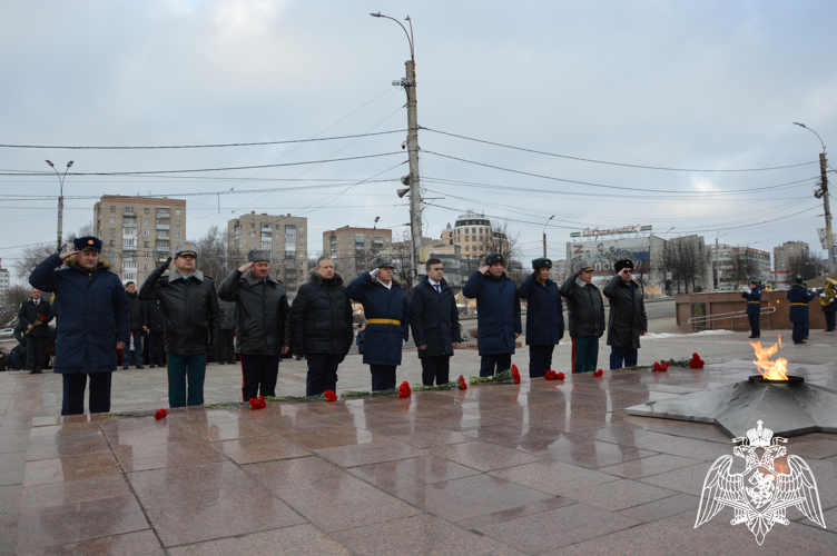 Руководитель Управления Росгвардии по Ивановской области полковник полиции Владимир Марин возложил цветы к Вечному огню