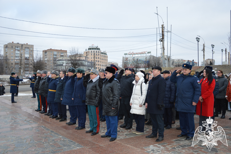 Руководитель Управления Росгвардии по Ивановской области полковник полиции Владимир Марин возложил цветы к Вечному огню