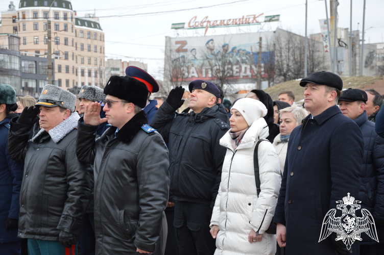 Руководитель Управления Росгвардии по Ивановской области полковник полиции Владимир Марин возложил цветы к Вечному огню