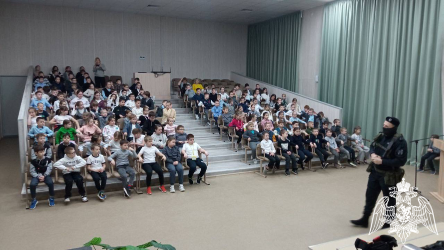 В преддверии Дня защитника Отечества дети из Новоталицкой школы подготовили поздравительные послания бойцам спецназа