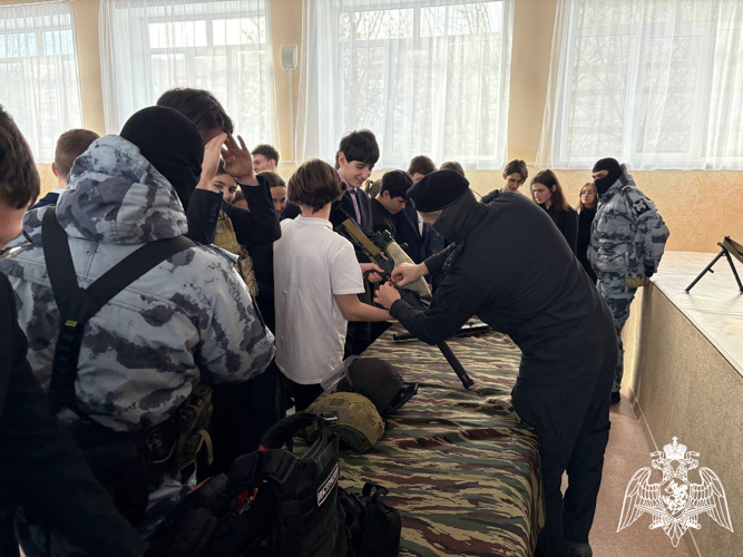 Ивановские спецназовцы провели "Урок мужества" для учеников школы № 4 г. Иваново 