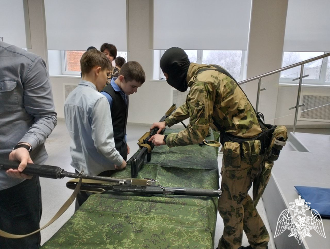 Сотрудники ОМОН "Спарта" провели "Урок мужества"  для школьников в Иванове