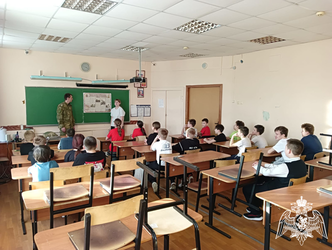 Урок по строевой подготовке провел офицер Росгвардии с подшефным классом в Иванове