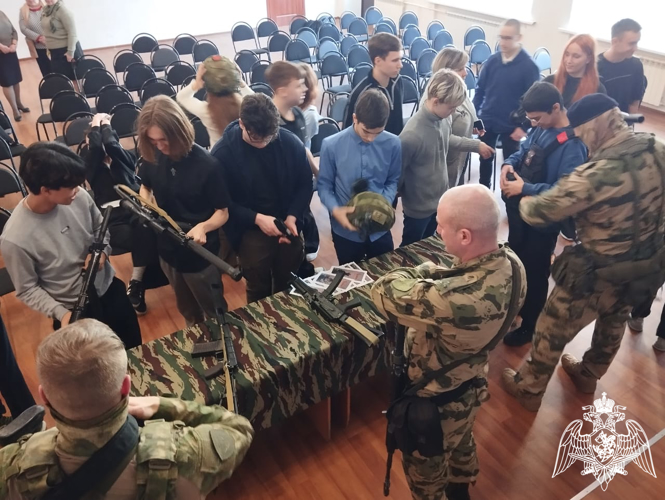 Сотрудники ОМОН "Спарта" провели урок патриотического воспитания для школьников в Иванове
