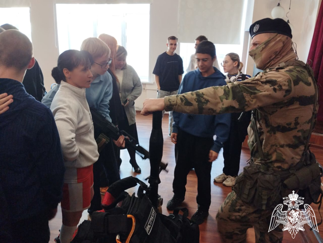 Сотрудники ОМОН "Спарта" провели урок патриотического воспитания для школьников в Иванове