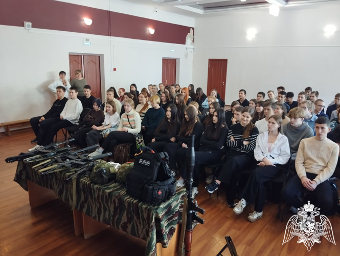 Сотрудники ОМОН "Спарта" провели урок патриотического воспитания для школьников в Иванове