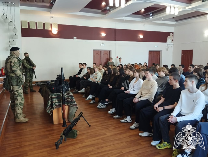 Сотрудники ОМОН "Спарта" провели урок патриотического воспитания для школьников в Иванове