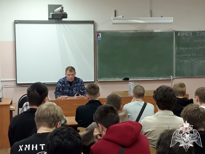 Сотрудники вневедомственной охраны рассказали о своей работе учащимся колледжа в Кинешме