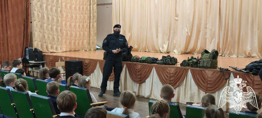 В преддверии 23 февраля росгвардейцы организуют в образовательных учреждениях «Уроки мужества»