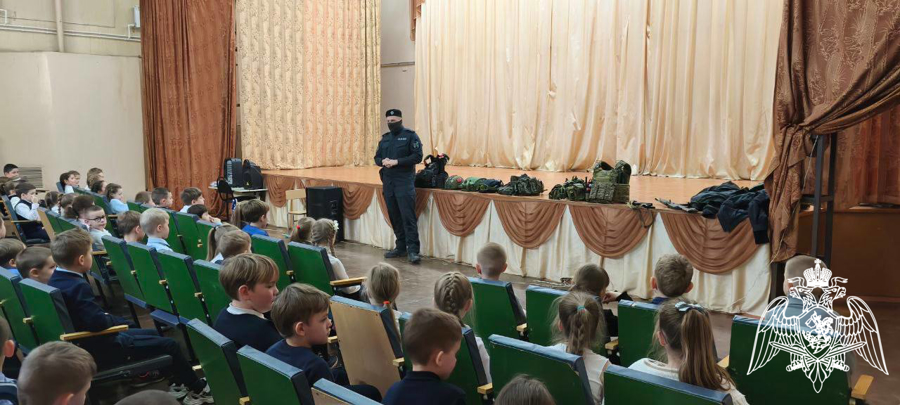 В преддверии 23 февраля росгвардейцы организуют в образовательных учреждениях «Уроки мужества»