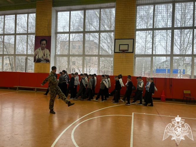 Росгвардейцы помогли ивановским школьникам подготовиться к «Зарнице»