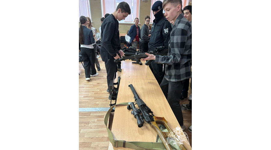 Уроки мужества провели в ивановских гимназиях офицеры спецподразделения Росгвардии