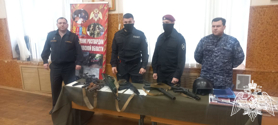 В Иванове офицеры Росгвардии рассказали о ведомственных ВУЗах на Ярмарке вакансий