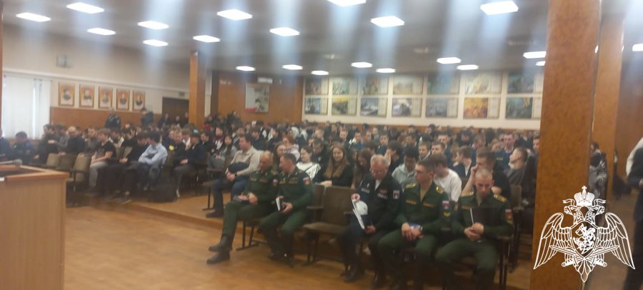 В Иванове офицеры Росгвардии рассказали о ведомственных ВУЗах на Ярмарке вакансий